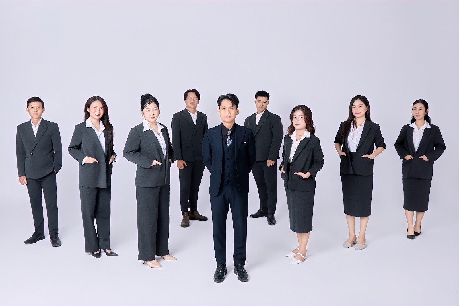 Chụp hình chân dung, profile đẹp ở Long Xuyên: mặc gì, tạo dáng ra sao? 1 Ảnh tập thể nhân sự vest tối – studio chụp hình ở Long Xuyên MJN Studio