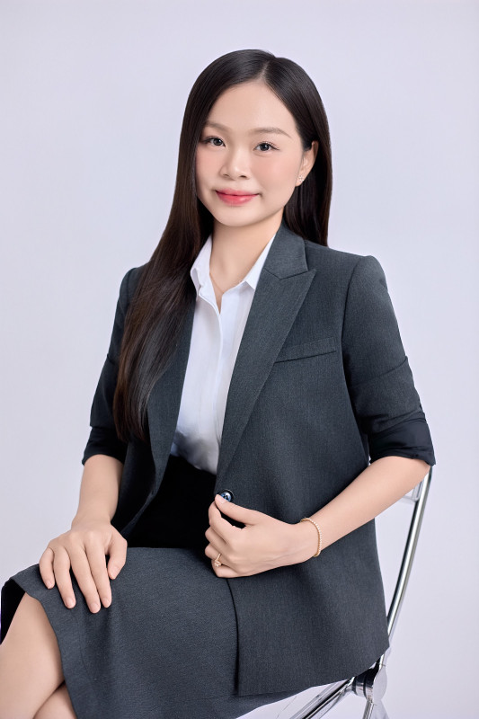 Chụp hình chân dung, profile đẹp ở Long Xuyên: mặc gì, tạo dáng ra sao? 2 Ảnh chân dung nữ ngồi ghế vest xám – chụp hình chân dung đẹp ở Long Xuyên