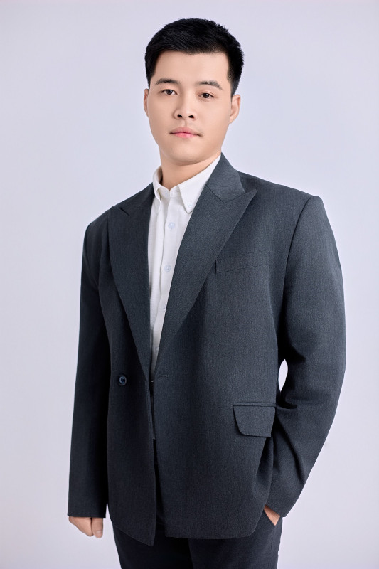 Chụp hình chân dung, profile đẹp ở Long Xuyên: mặc gì, tạo dáng ra sao? 3 Ảnh profile nam nửa người vest xám – chụp hình profile Long Xuyên