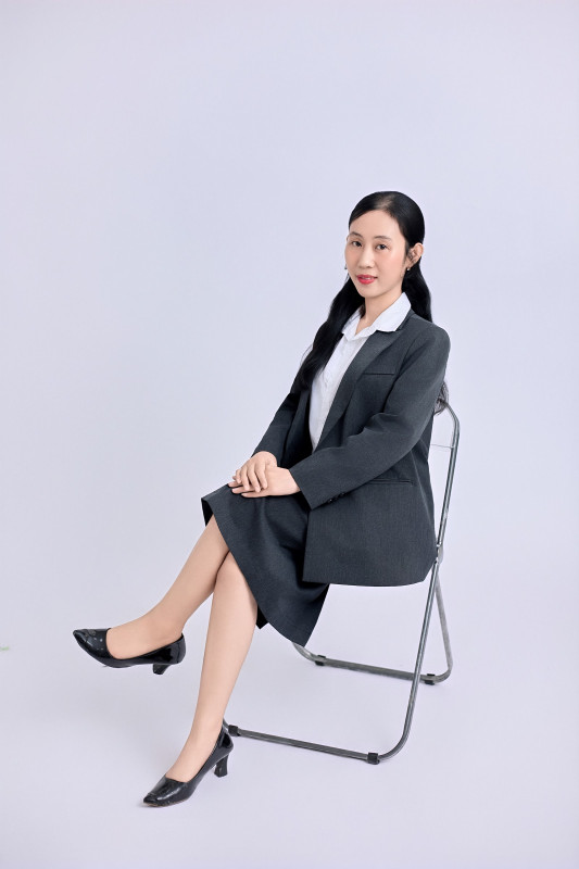 Chụp hình chân dung, profile đẹp ở Long Xuyên: mặc gì, tạo dáng ra sao? 4 Nữ công sở ngồi ghế toàn thân – mẫu ảnh profile tại studio Long Xuyên