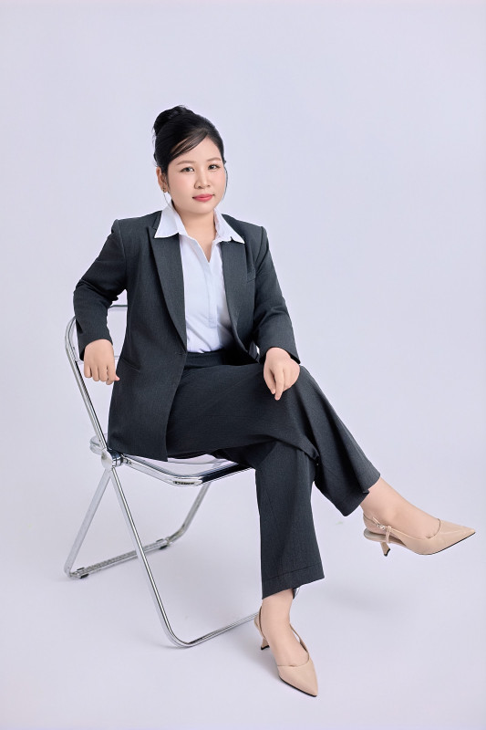 Chụp hình chân dung, profile đẹp ở Long Xuyên: mặc gì, tạo dáng ra sao? 6 Ảnh chân dung nữ quản lý ngồi ghế – chụp hình ở Long Xuyên