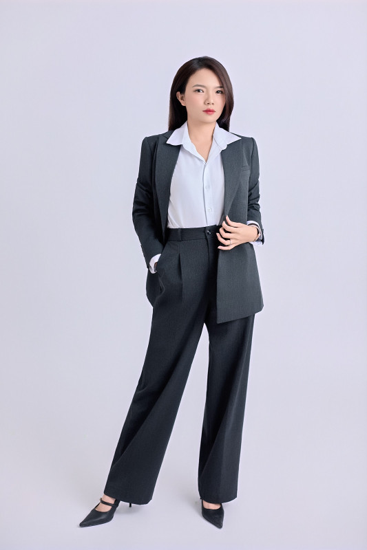 Chụp hình chân dung, profile đẹp ở Long Xuyên: mặc gì, tạo dáng ra sao? 8 Ảnh profile nữ đứng toàn thân quần tây – chụp ảnh chân dung Long Xuyên