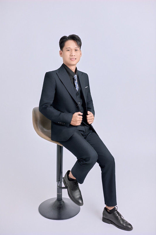 Chụp hình chân dung, profile đẹp ở Long Xuyên: mặc gì, tạo dáng ra sao? 9 Ảnh profile nam ngồi ghế cao – concept chân dung studio Long Xuyên