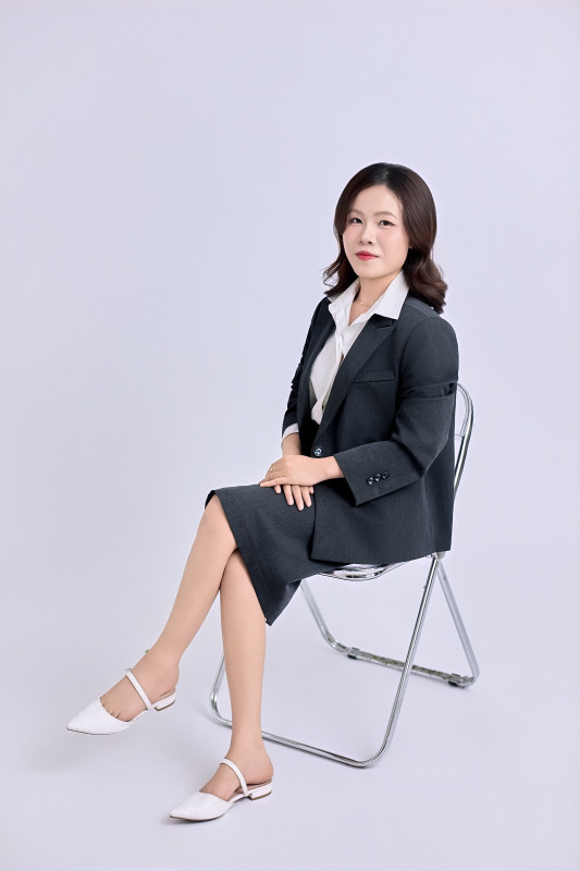 Chụp hình chân dung, profile đẹp ở Long Xuyên: mặc gì, tạo dáng ra sao? 7 Nữ ngồi ghế bắt chéo chân – tạo dáng chụp hình profile Long Xuyên