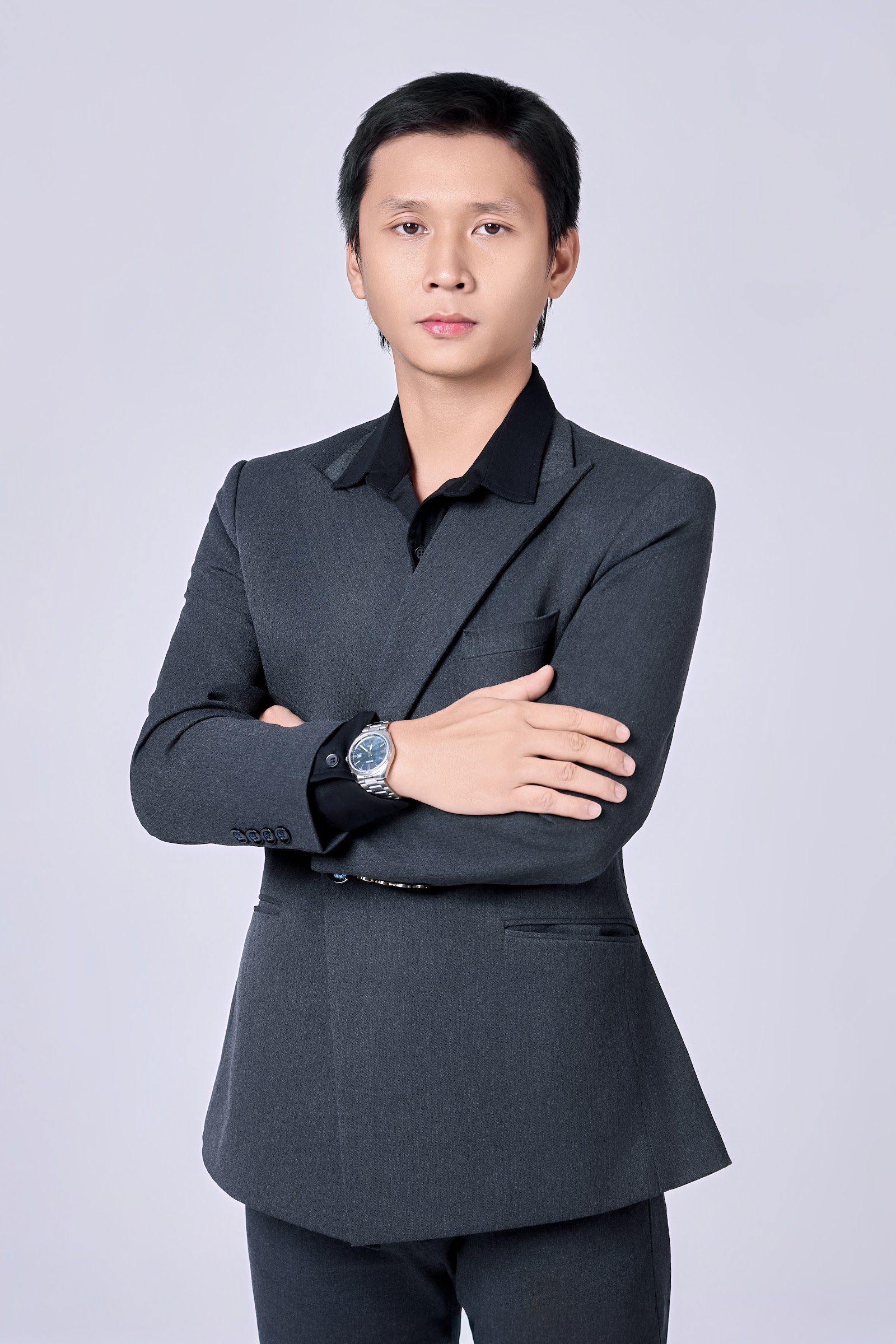 Nam vest xám khoanh tay đeo đồng hồ – chụp hình profile ở Rạch Giá