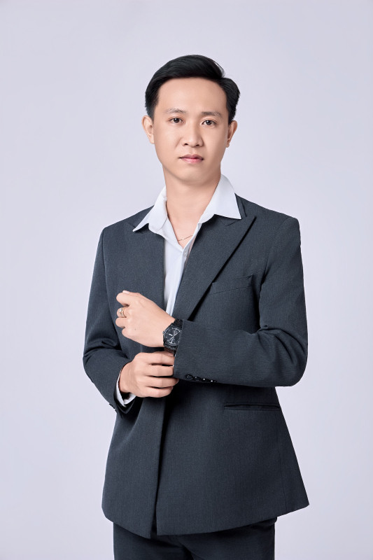 Nam vest xám chỉnh tay áo – chụp hình profile Rạch Giá tại MJN Studio