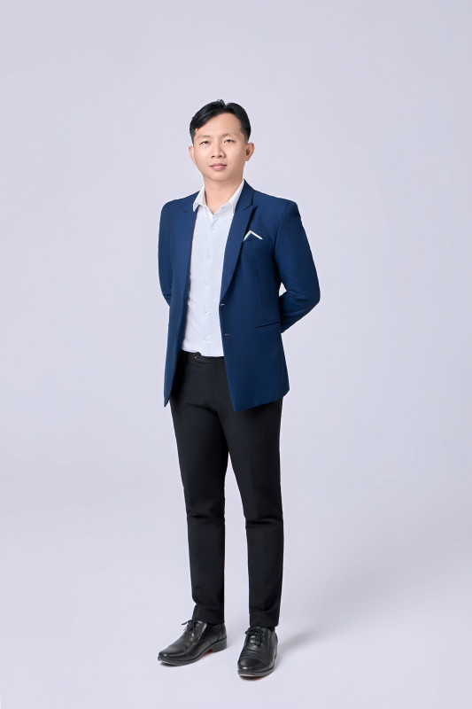 Nam blazer xanh navy đứng toàn thân – studio chụp ảnh Rạch Giá