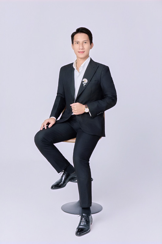 Nam vest đen ngồi ghế cao – tạo dáng chụp hình profile Rạch Giá