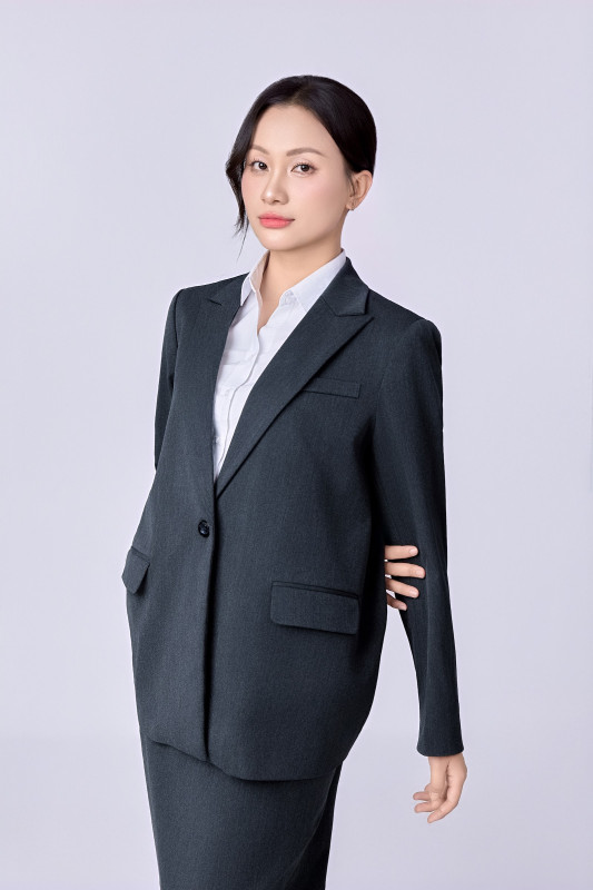 Nữ vest đen nghiêng người, ánh nhìn tự tin – ảnh chân dung profile Rạch Giá