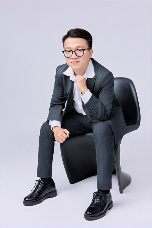 Nam đeo kính ngồi ghế đen – chụp hình profile cá nhân Rạch Giá
