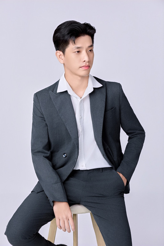 Nam vest xám ngồi ghế gỗ – studio chụp hình Rạch Giá MJN Studio