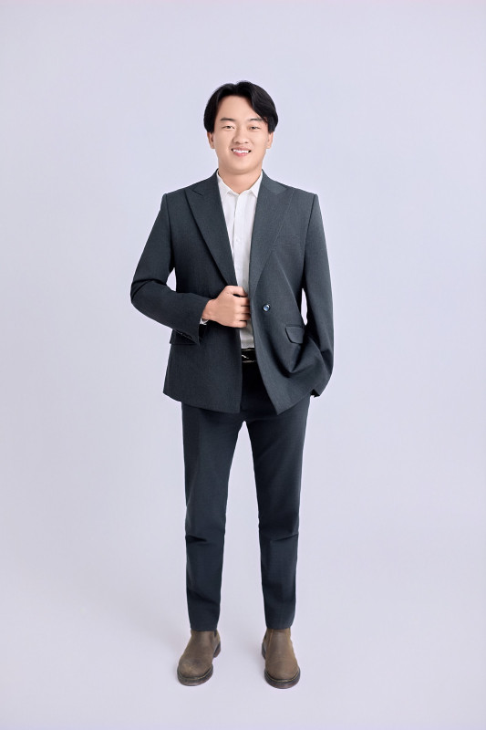 Giá chụp ảnh profile, doanh nghiệp ở Cần Thơ, Long Xuyên, Rạch Giá: chi phí phụ thuộc vào đâu? 3 Nam vest xám đứng toàn thân – chụp ảnh profile doanh nghiệp Long Xuyên