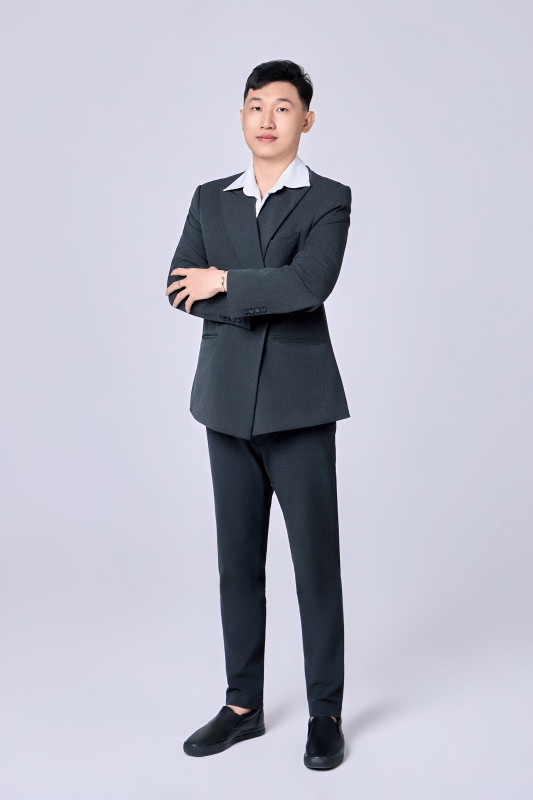 Giá chụp ảnh profile, doanh nghiệp ở Cần Thơ, Long Xuyên, Rạch Giá: chi phí phụ thuộc vào đâu? 6 Nam vest xám khoanh tay toàn thân – chụp ảnh nhân sự doanh nghiệp Cần Thơ