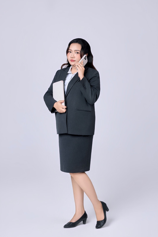 Giá chụp ảnh profile, doanh nghiệp ở Cần Thơ, Long Xuyên, Rạch Giá: chi phí phụ thuộc vào đâu? 7 Nữ nhân viên cầm điện thoại, vest đen – ảnh profile công sở An Giang