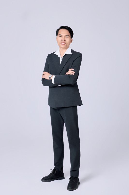 Giá chụp ảnh profile, doanh nghiệp ở Cần Thơ, Long Xuyên, Rạch Giá: chi phí phụ thuộc vào đâu? 8 Nam nhân viên vest đen khoanh tay – chụp ảnh profile công ty Long Xuyên