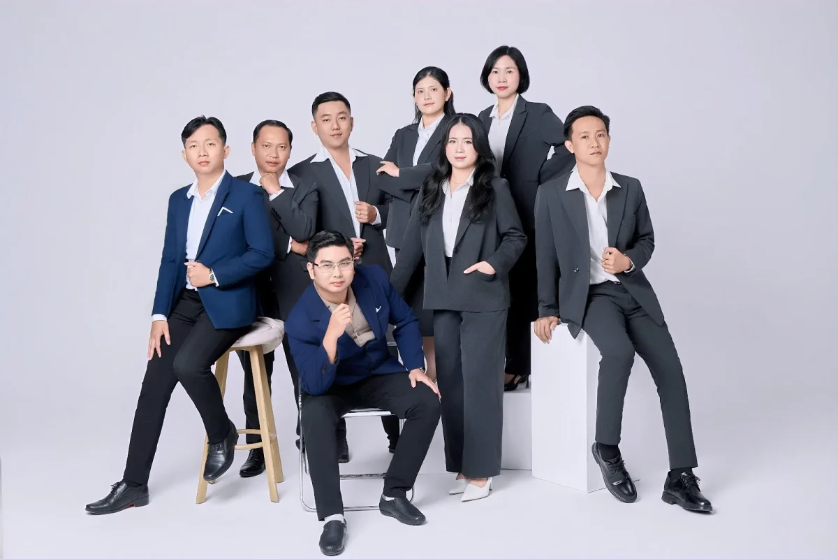 Ảnh tập thể công ty tạo dáng nhóm – studio Long Xuyên