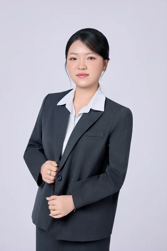 Chụp ảnh profile nữ mặc vest tại studio Long Xuyên