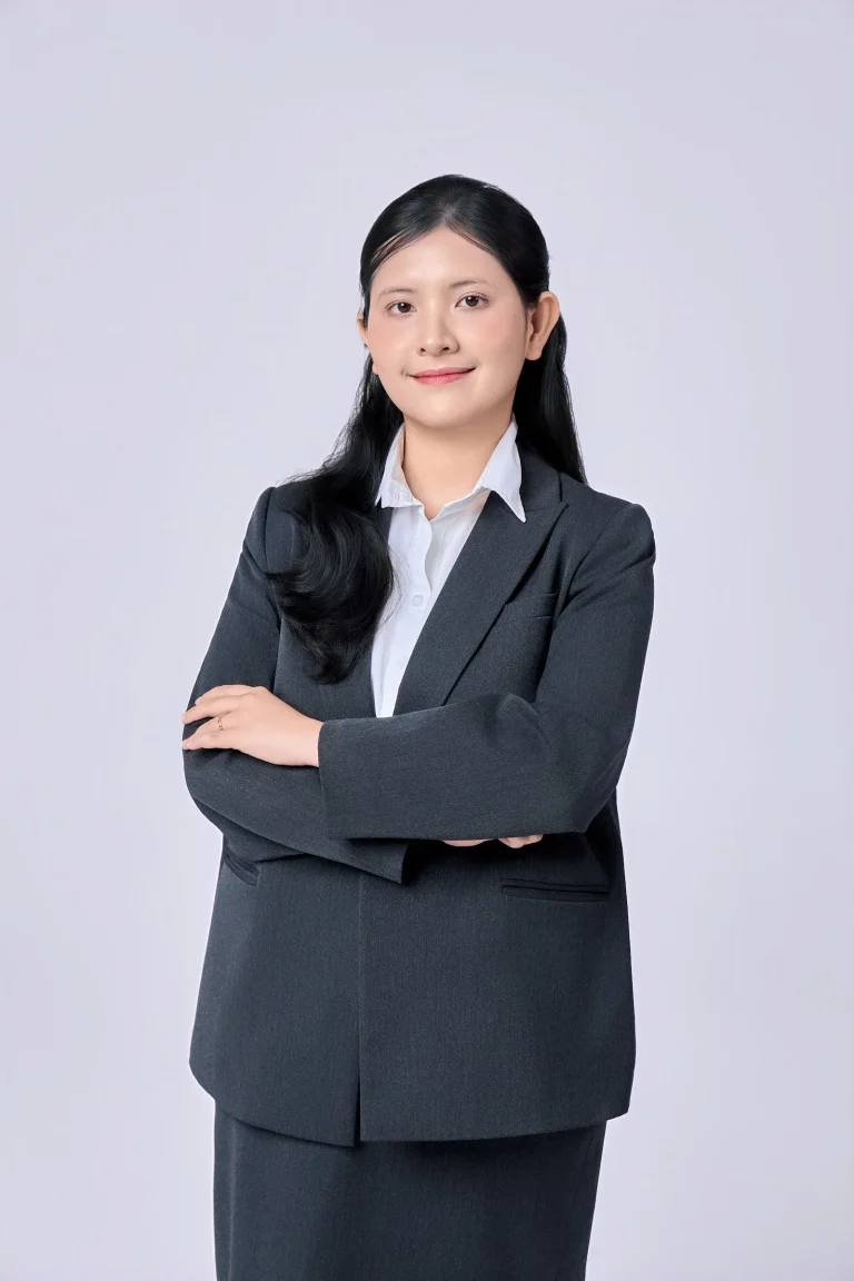 Ảnh chân dung nữ công sở khoanh tay – chụp hình profile Long Xuyên