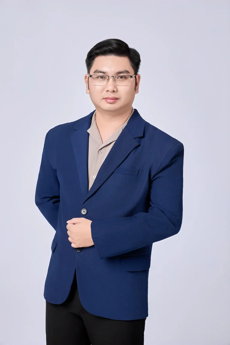 Ảnh profile nam đeo kính vest xanh