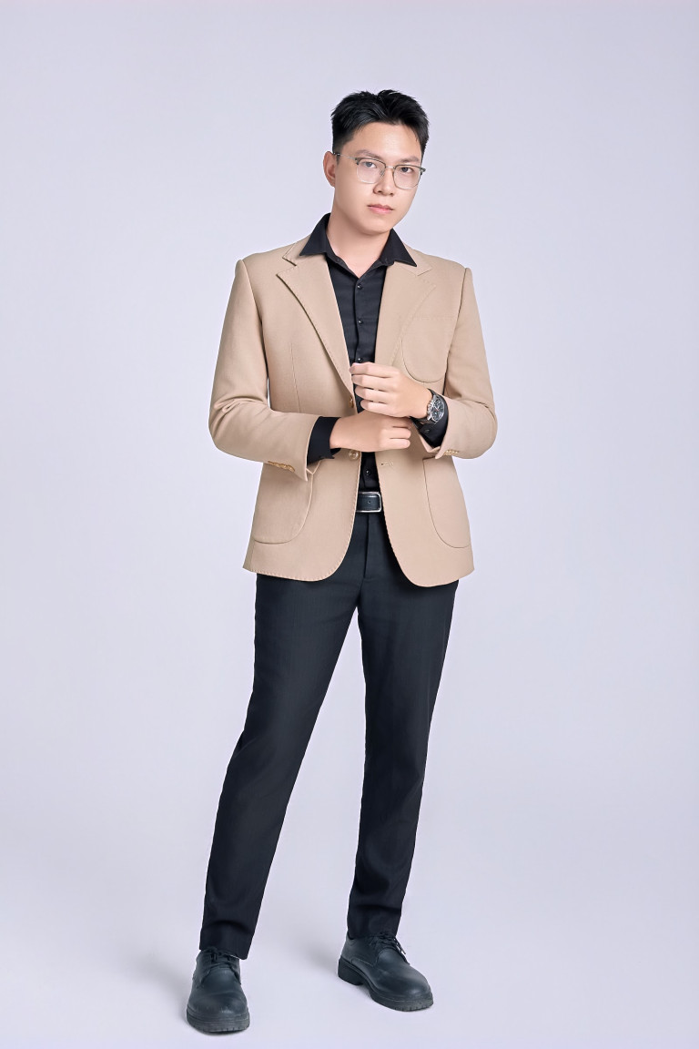 Studio Chụp Ảnh Rạch Giá 12 Ảnh toàn thân nam blazer be – studio chụp ảnh Rạch Giá