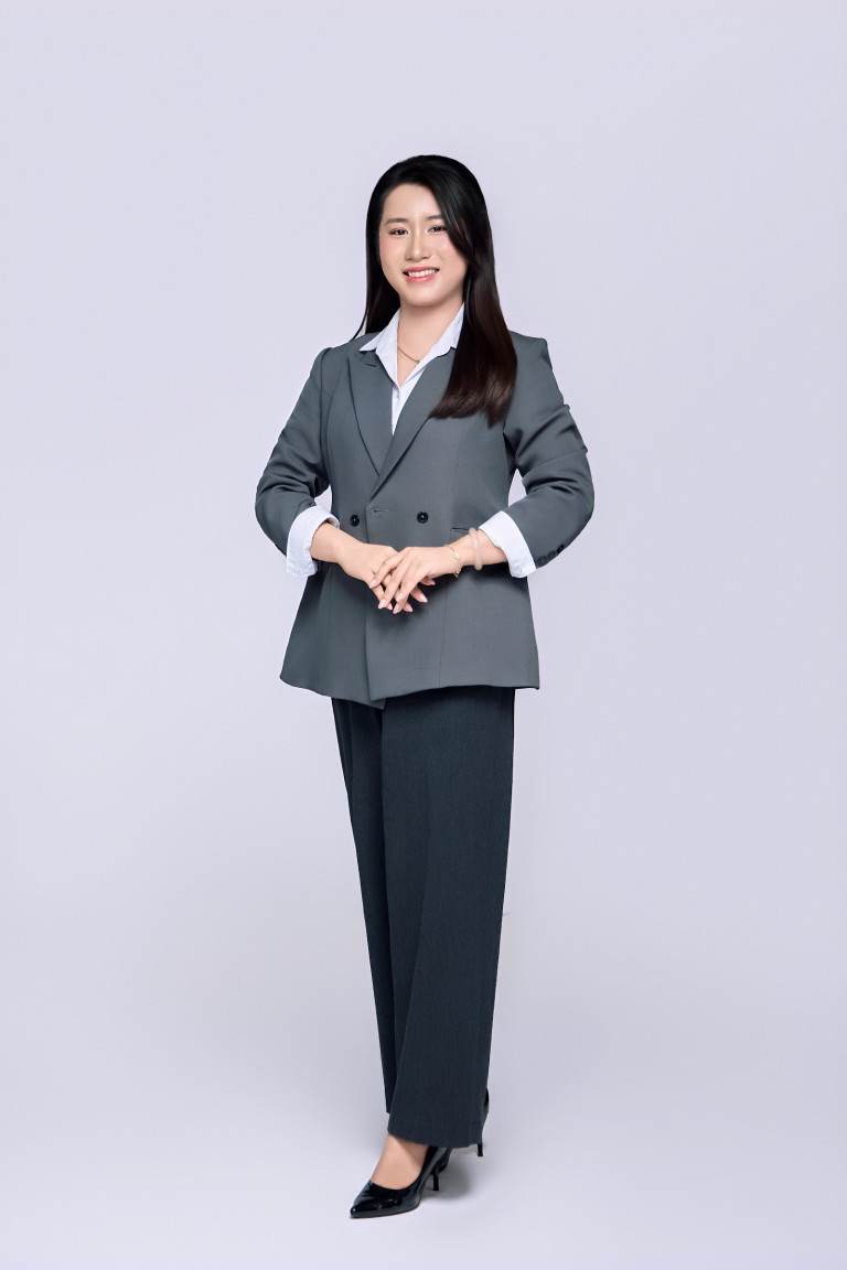 Studio Chụp Ảnh Rạch Giá 10 Ảnh profile nữ vest xám toàn thân nền xám – Rạch Giá