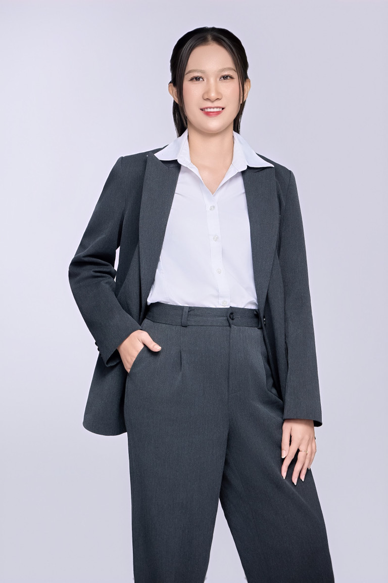 Studio Chụp Ảnh Rạch Giá 5 Ảnh CV nữ vest đen tự tin – chụp ảnh CV Rạch Giá